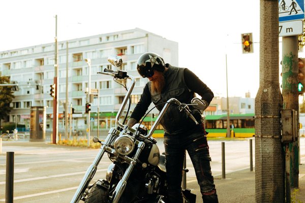 Comment les systèmes de sécurité passive (airbags, ceintures) ont-ils évolué pour protéger les passagers?