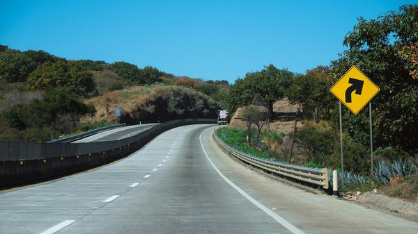 Comment installer un système de recharge sans fil pour des accessoires électroniques sur une moto ?