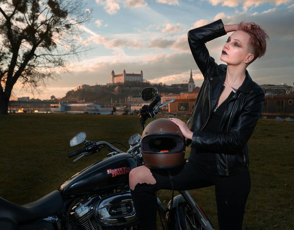 Comment choisir un éclairage LED adaptatif pour une meilleure visibilité nocturne en moto ?